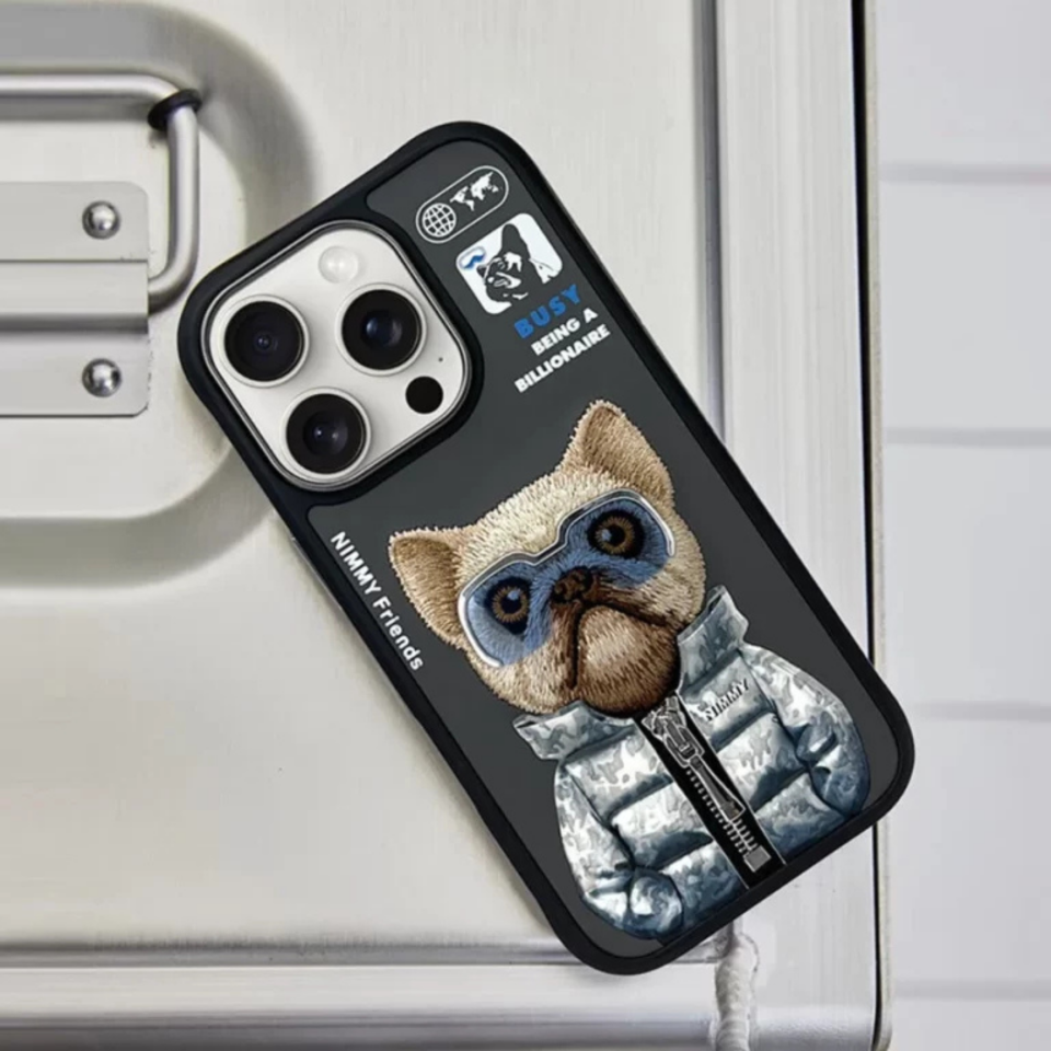 Nimmy iPhone 16 Pro Max Resmi Nakışlı Ceket Serisi Arka Kapak – Köpek