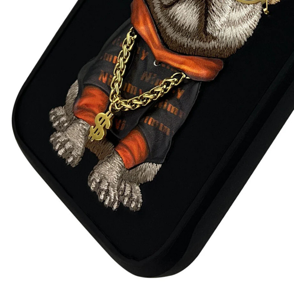 Nimmy iPhone 16 Pro Max Resmi Nakış Zincir Serisi Arka Kapak – Siyah Köpek